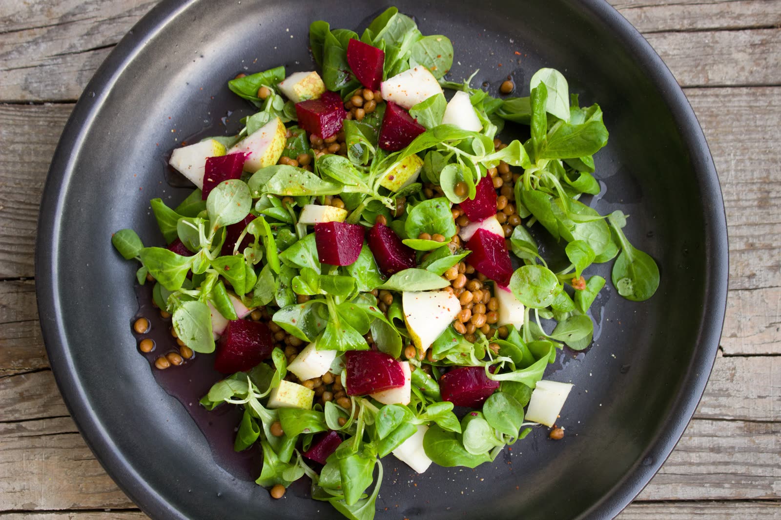 Colorful vegetarian salad served on a plate.